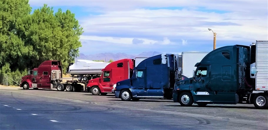 You are currently viewing Trucking Insurance Options: Commercial vs. Owner-Operated