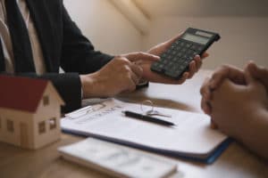 Agent calculating a loan payment
