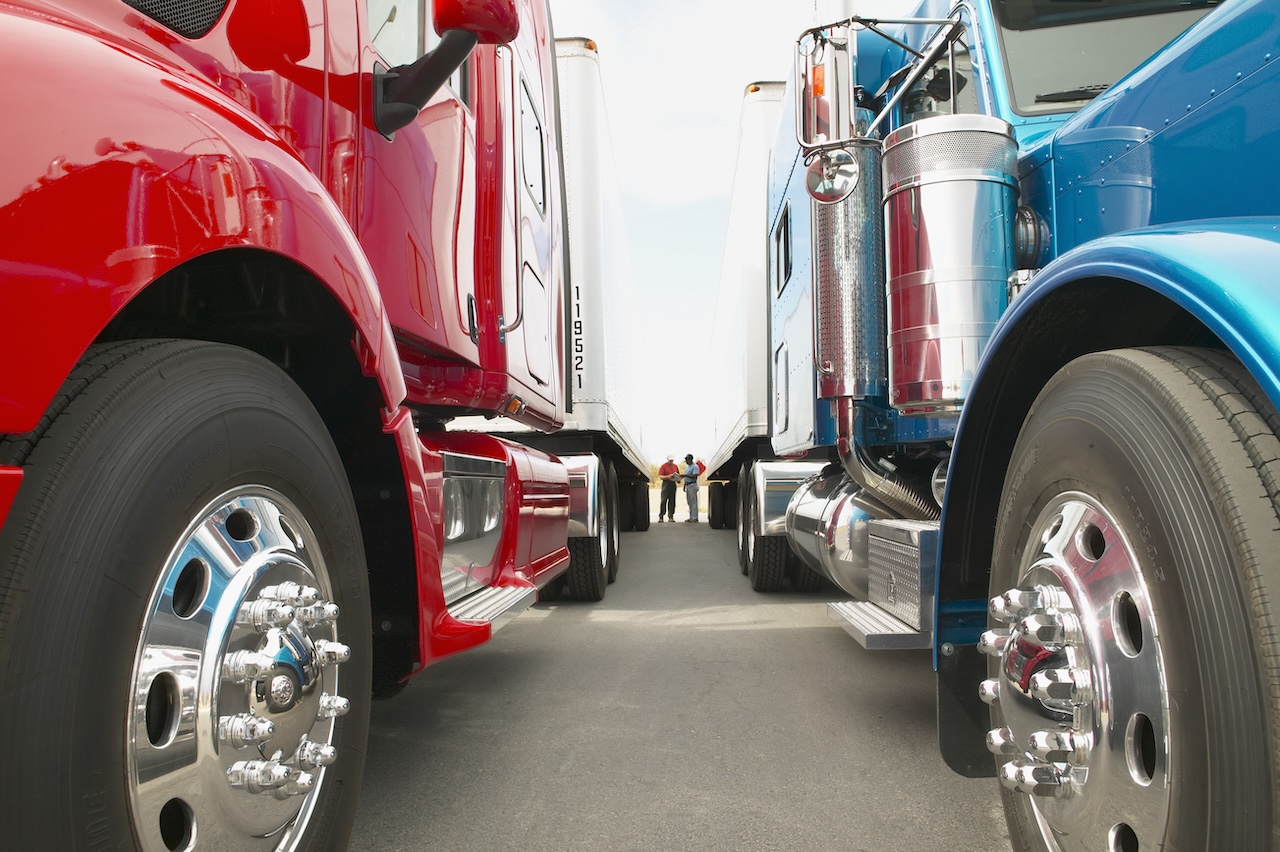 You are currently viewing Commercial Truck Fleet Insurance Explained: What Businesses Should Know Before They Buy